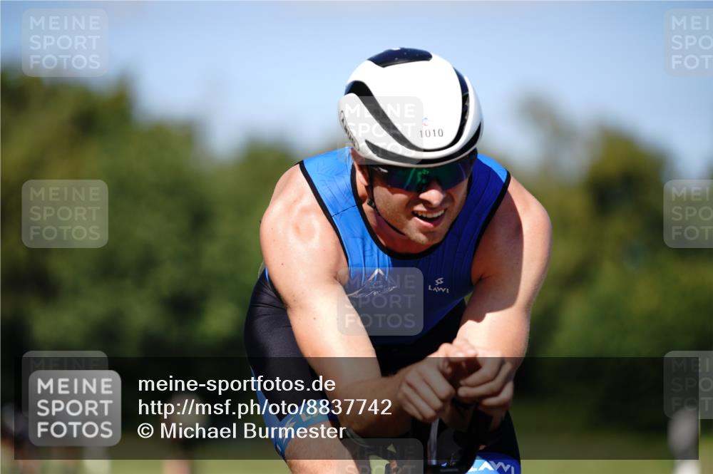 07.09.2025 - 19. Norderstedt Triathlon Michael Burmester http://msf.ph/oto/8837742 07.09.2025 14:20:14 Radfahren 388, 986, 1010, 1421 meine-sportfotos.de
