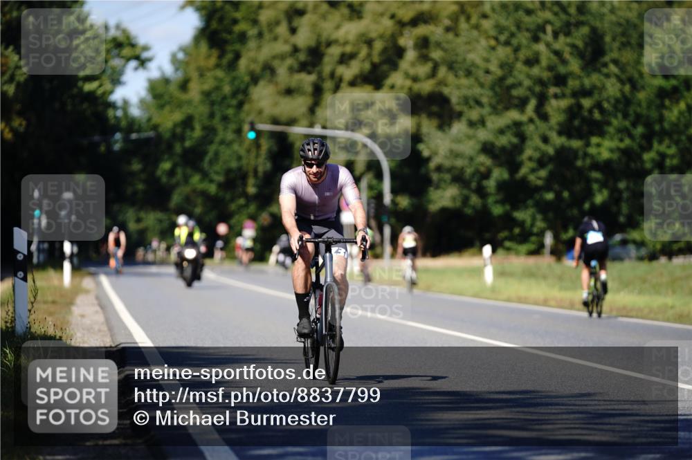 07.09.2025 - 19. Norderstedt Triathlon Michael Burmester http://msf.ph/oto/8837799 07.09.2025 14:21:47 Radfahren 872 meine-sportfotos.de