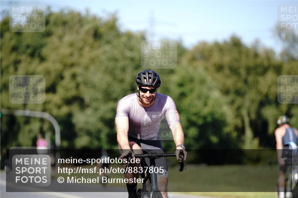 07.09.2025 - 19. Norderstedt Triathlon Michael Burmester http://msf.ph/oto/8837805 07.09.2025 14:21:48 Radfahren 872 meine-sportfotos.de