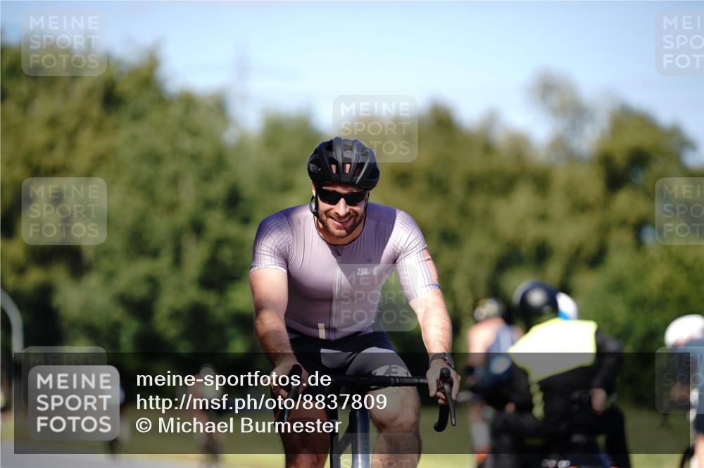07.09.2025 - 19. Norderstedt Triathlon Michael Burmester http://msf.ph/oto/8837809 07.09.2025 14:21:49 Radfahren 872 meine-sportfotos.de