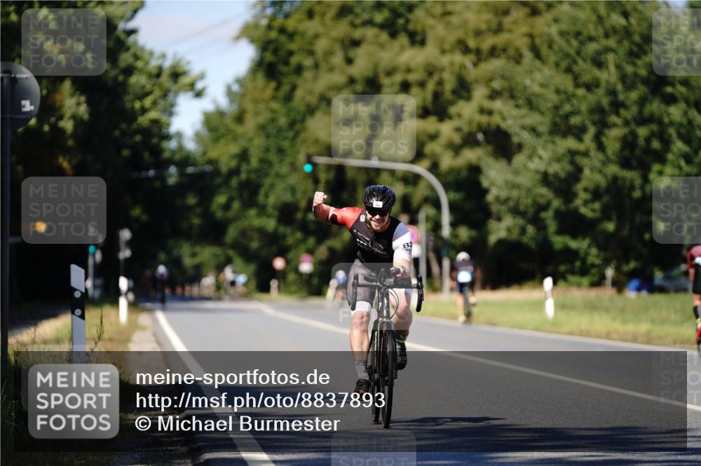 07.09.2025 - 19. Norderstedt Triathlon Michael Burmester http://msf.ph/oto/8837893 07.09.2025 14:22:55 Radfahren 968, 997 meine-sportfotos.de