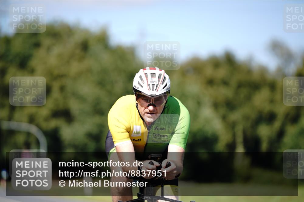 07.09.2025 - 19. Norderstedt Triathlon Michael Burmester http://msf.ph/oto/8837951 07.09.2025 14:23:55 Radfahren 1029 meine-sportfotos.de