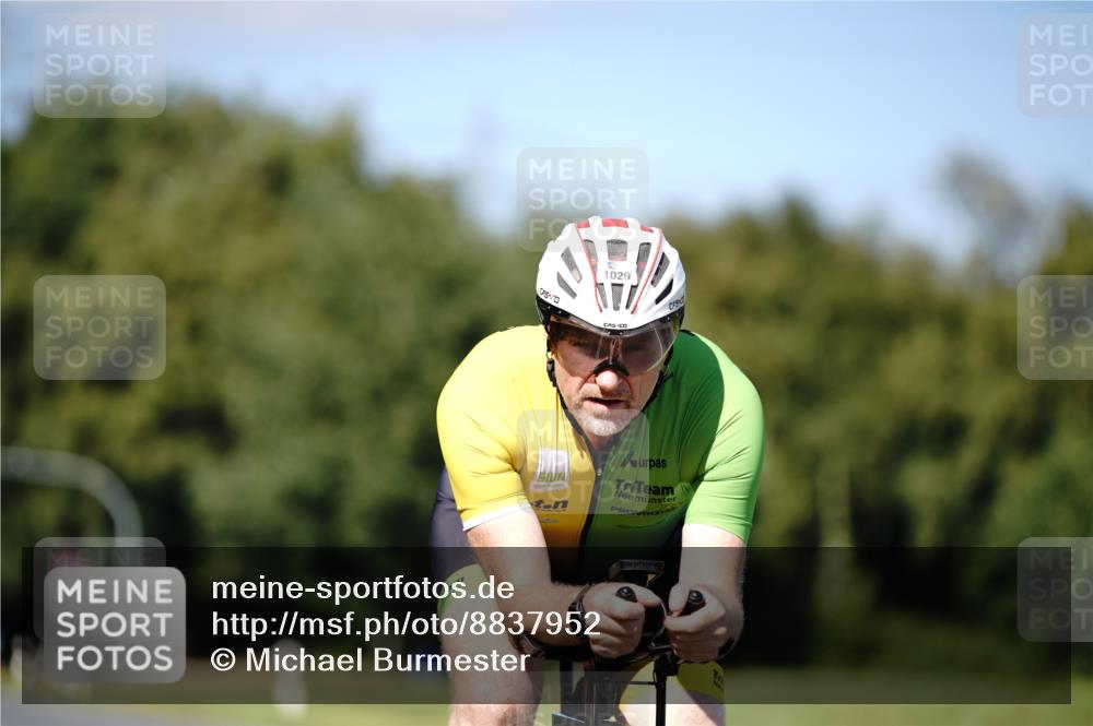 07.09.2025 - 19. Norderstedt Triathlon Michael Burmester http://msf.ph/oto/8837952 07.09.2025 14:23:56 Radfahren 1029 meine-sportfotos.de