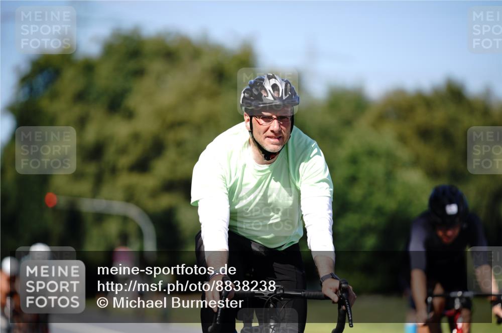 07.09.2025 - 19. Norderstedt Triathlon Michael Burmester http://msf.ph/oto/8838238 07.09.2025 14:27:34 Radfahren 379, 428, 460, 905 meine-sportfotos.de