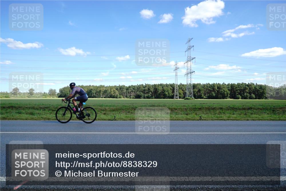 07.09.2025 - 19. Norderstedt Triathlon Michael Burmester http://msf.ph/oto/8838329 07.09.2025 14:15:01 Radfahren 979 meine-sportfotos.de