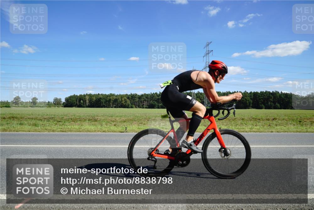 07.09.2025 - 19. Norderstedt Triathlon Michael Burmester http://msf.ph/oto/8838798 07.09.2025 14:18:27 Radfahren 393, 411, 964, 1027 meine-sportfotos.de