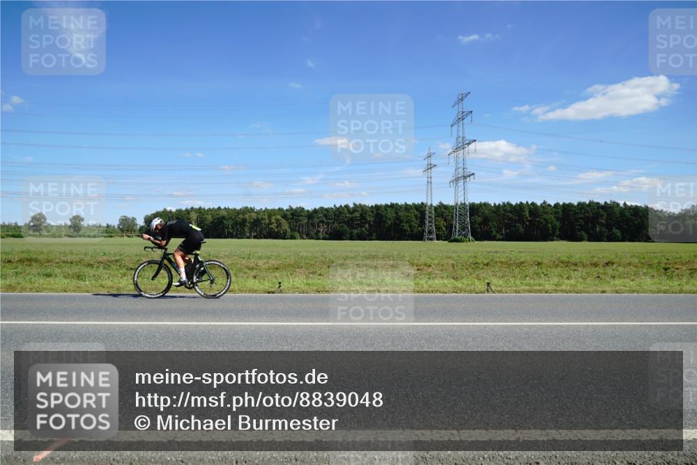 07.09.2025 - 19. Norderstedt Triathlon Michael Burmester http://msf.ph/oto/8839048 07.09.2025 14:20:05 Radfahren 989, 995 meine-sportfotos.de
