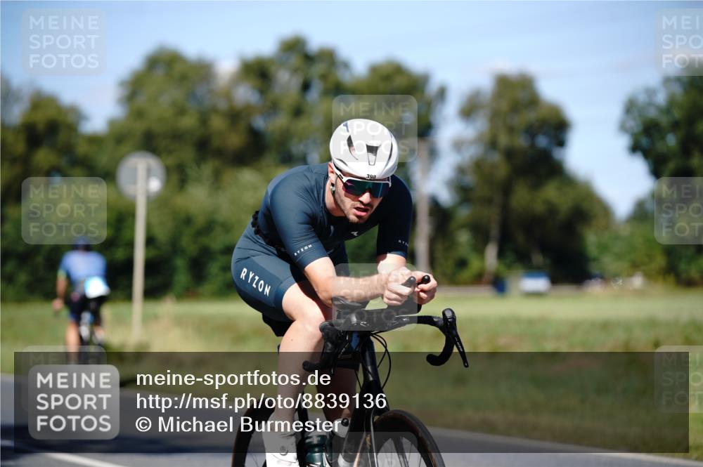 07.09.2025 - 19. Norderstedt Triathlon Michael Burmester http://msf.ph/oto/8839136 07.09.2025 14:38:39 Radfahren 398, 459, 460, 1404 meine-sportfotos.de