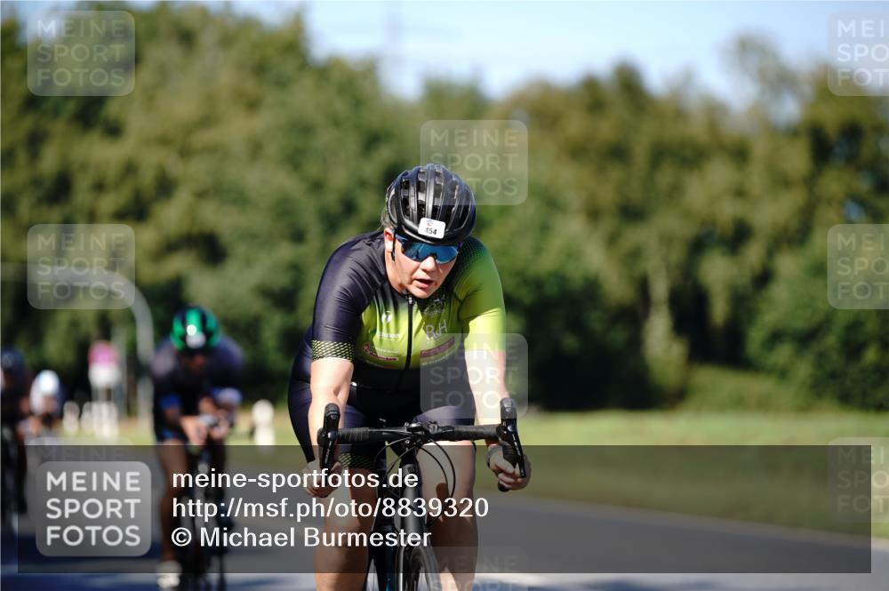 07.09.2025 - 19. Norderstedt Triathlon Michael Burmester http://msf.ph/oto/8839320 07.09.2025 14:41:18 Radfahren 454, 990, 992 meine-sportfotos.de
