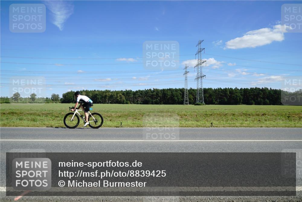 07.09.2025 - 19. Norderstedt Triathlon Michael Burmester http://msf.ph/oto/8839425 07.09.2025 14:22:03 Radfahren 1002 meine-sportfotos.de