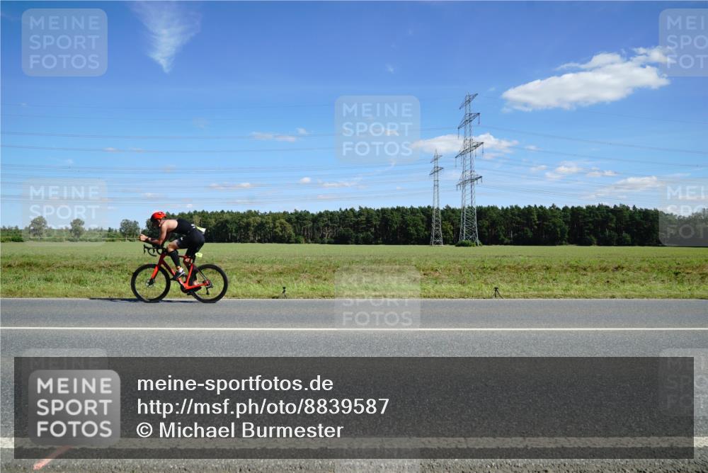 07.09.2025 - 19. Norderstedt Triathlon Michael Burmester http://msf.ph/oto/8839587 07.09.2025 14:22:56 Radfahren 968, 997 meine-sportfotos.de