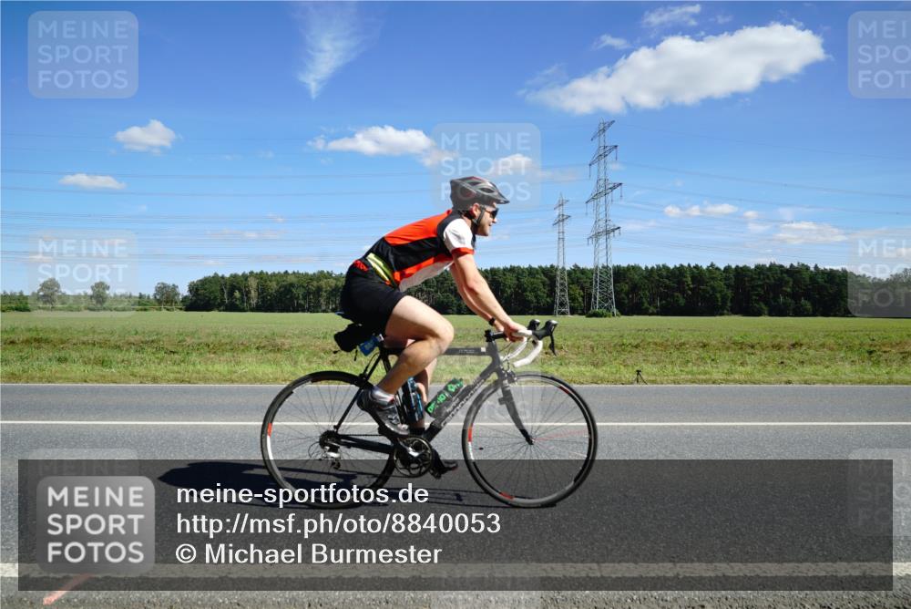 07.09.2025 - 19. Norderstedt Triathlon Michael Burmester http://msf.ph/oto/8840053 07.09.2025 14:25:54 Radfahren 863, 879 meine-sportfotos.de