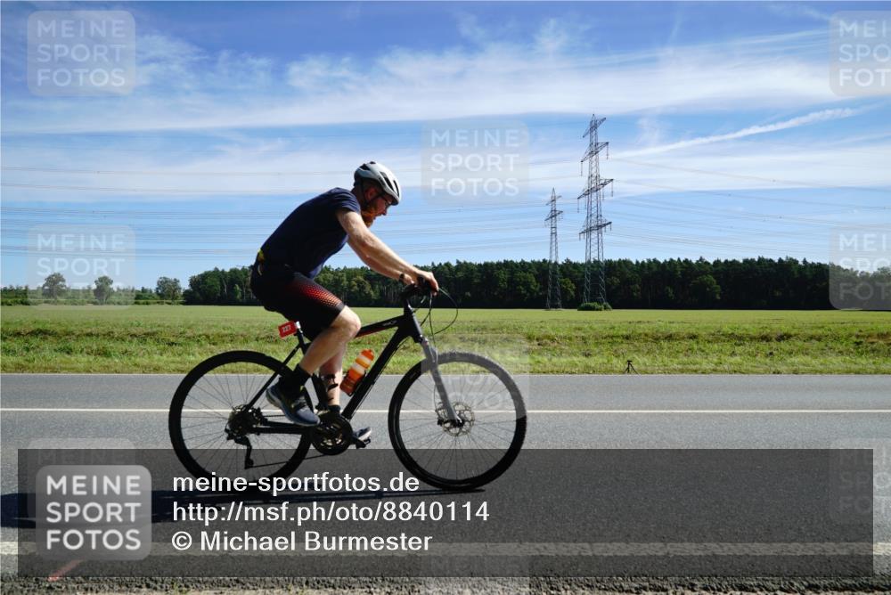 07.09.2025 - 19. Norderstedt Triathlon Michael Burmester http://msf.ph/oto/8840114 07.09.2025 12:18:11 Radfahren 227, 697, 1311 meine-sportfotos.de