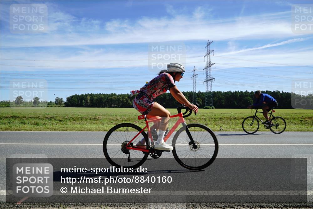 07.09.2025 - 19. Norderstedt Triathlon Michael Burmester http://msf.ph/oto/8840160 07.09.2025 12:18:32 Radfahren 195, 724, 1309 meine-sportfotos.de