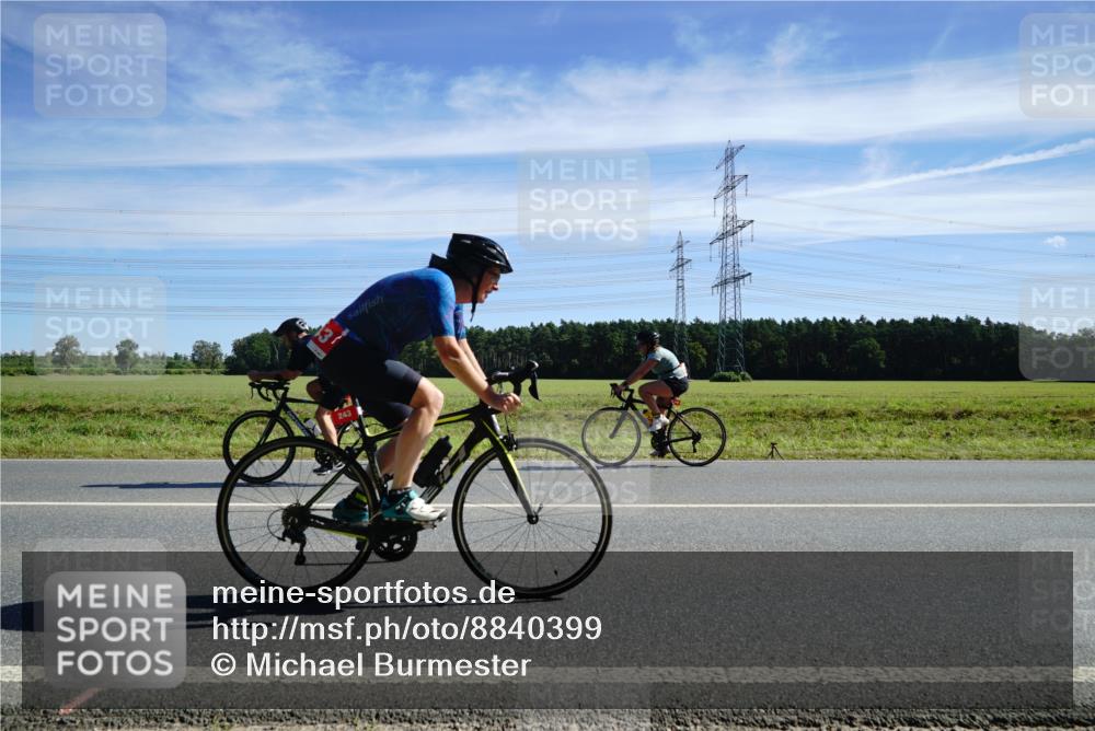 07.09.2025 - 19. Norderstedt Triathlon Michael Burmester http://msf.ph/oto/8840399 07.09.2025 12:20:19 Radfahren 243, 244 meine-sportfotos.de