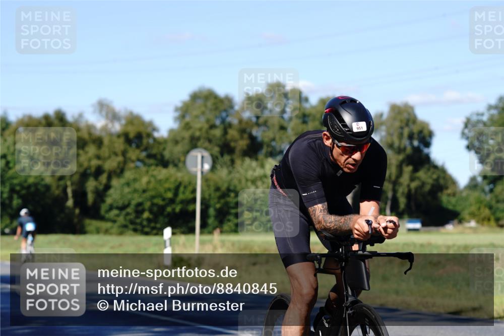 07.09.2025 - 19. Norderstedt Triathlon Michael Burmester http://msf.ph/oto/8840845 07.09.2025 15:10:52 Radfahren 932, 951 meine-sportfotos.de