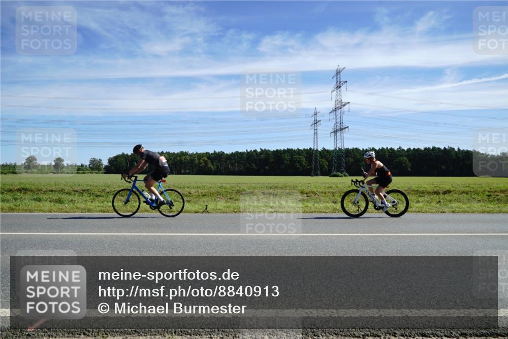 07.09.2025 - 19. Norderstedt Triathlon Michael Burmester http://msf.ph/oto/8840913 07.09.2025 12:22:50 Radfahren 820, 856 meine-sportfotos.de