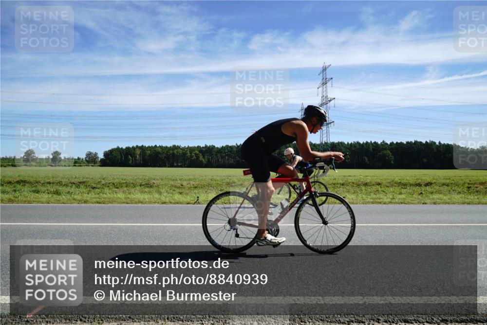 07.09.2025 - 19. Norderstedt Triathlon Michael Burmester http://msf.ph/oto/8840939 07.09.2025 12:22:53 Radfahren 283, 820, 856, 1268 meine-sportfotos.de