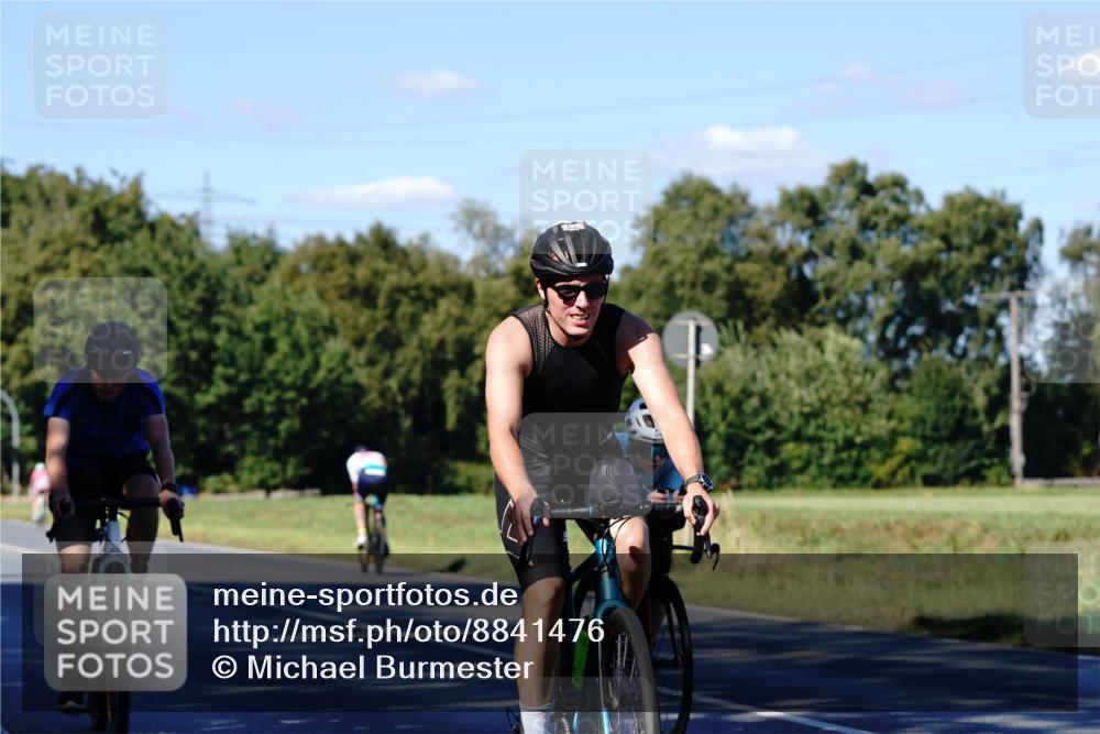 07.09.2025 - 19. Norderstedt Triathlon Michael Burmester http://msf.ph/oto/8841476 07.09.2025 15:27:29 Radfahren 379, 886, 890, 909 meine-sportfotos.de
