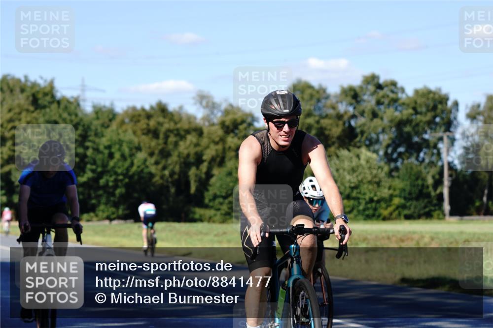 07.09.2025 - 19. Norderstedt Triathlon Michael Burmester http://msf.ph/oto/8841477 07.09.2025 15:27:29 Radfahren 379, 886, 890, 909 meine-sportfotos.de