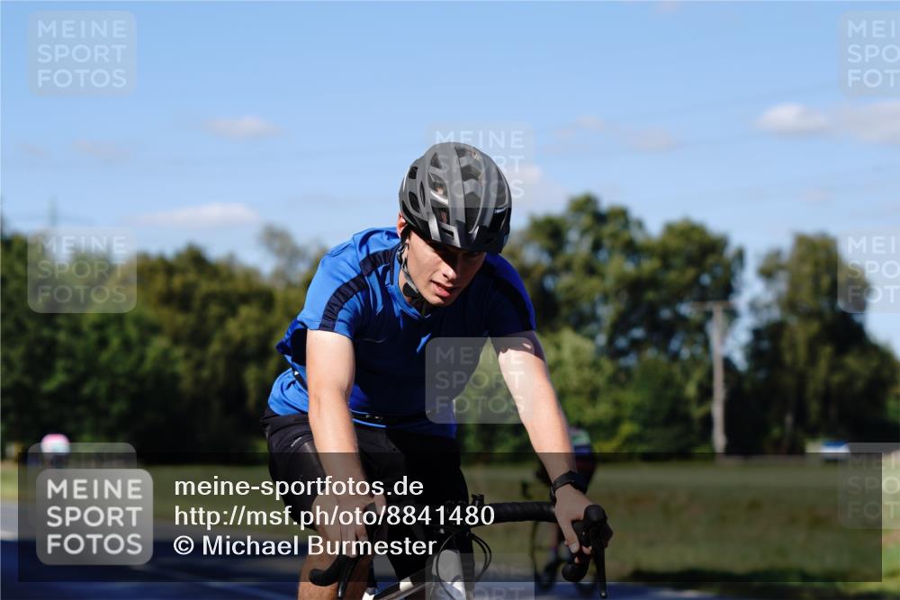07.09.2025 - 19. Norderstedt Triathlon Michael Burmester http://msf.ph/oto/8841480 07.09.2025 15:27:30 Radfahren 379, 886, 890, 909 meine-sportfotos.de