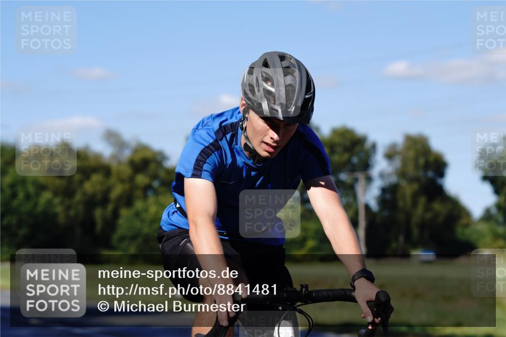 07.09.2025 - 19. Norderstedt Triathlon Michael Burmester http://msf.ph/oto/8841481 07.09.2025 15:27:30 Radfahren 379, 886, 890, 909 meine-sportfotos.de