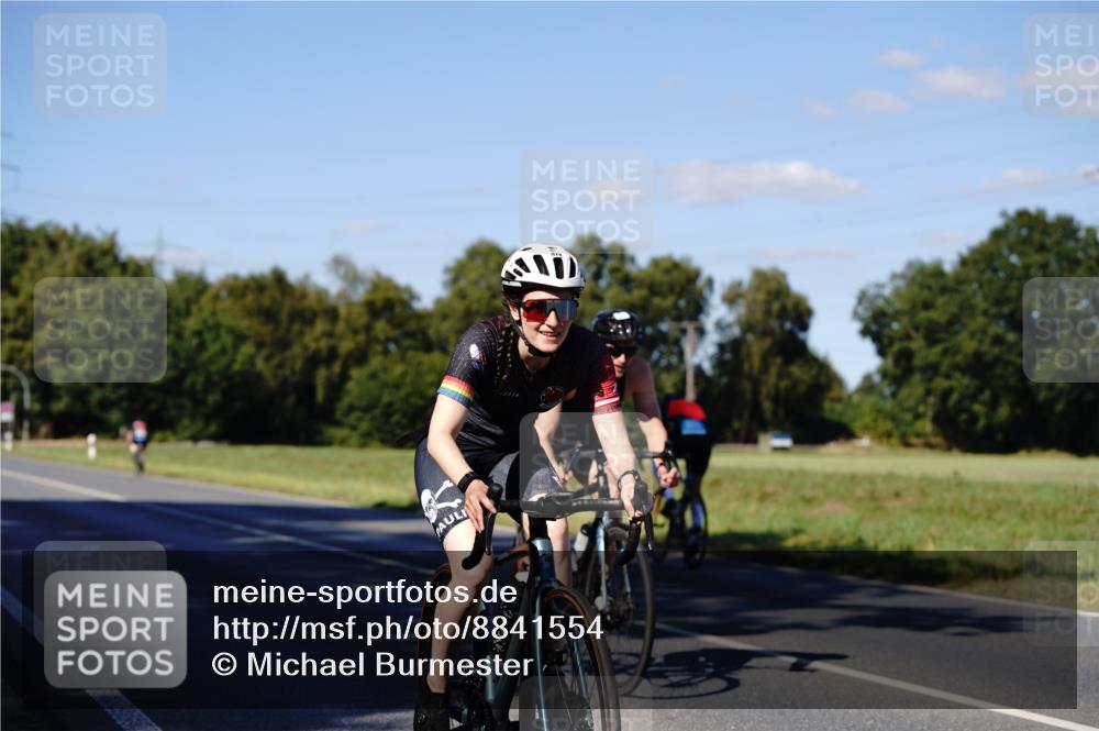 07.09.2025 - 19. Norderstedt Triathlon Michael Burmester http://msf.ph/oto/8841554 07.09.2025 15:29:59 Radfahren 878, 889 meine-sportfotos.de