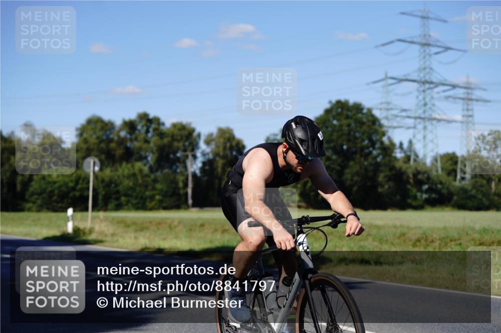07.09.2025 - 19. Norderstedt Triathlon Michael Burmester http://msf.ph/oto/8841797 07.09.2025 15:33:45 Radfahren 875, 912 meine-sportfotos.de
