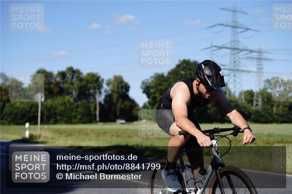 07.09.2025 - 19. Norderstedt Triathlon Michael Burmester http://msf.ph/oto/8841799 07.09.2025 15:33:45 Radfahren 875, 912 meine-sportfotos.de