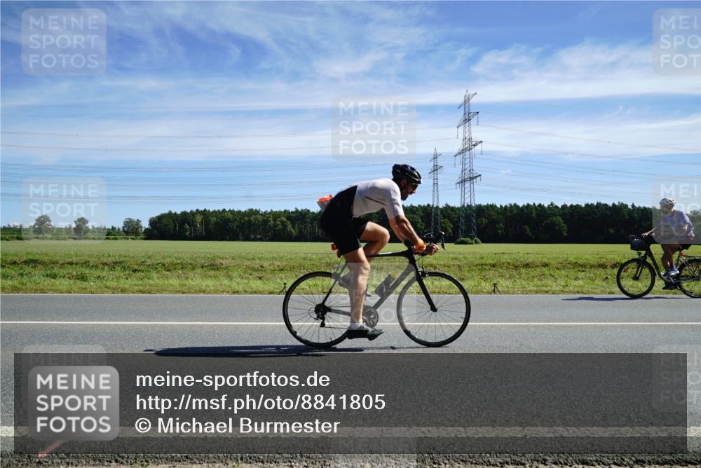 07.09.2025 - 19. Norderstedt Triathlon Michael Burmester http://msf.ph/oto/8841805 07.09.2025 12:27:05 Radfahren 187, 1370, 1386 meine-sportfotos.de