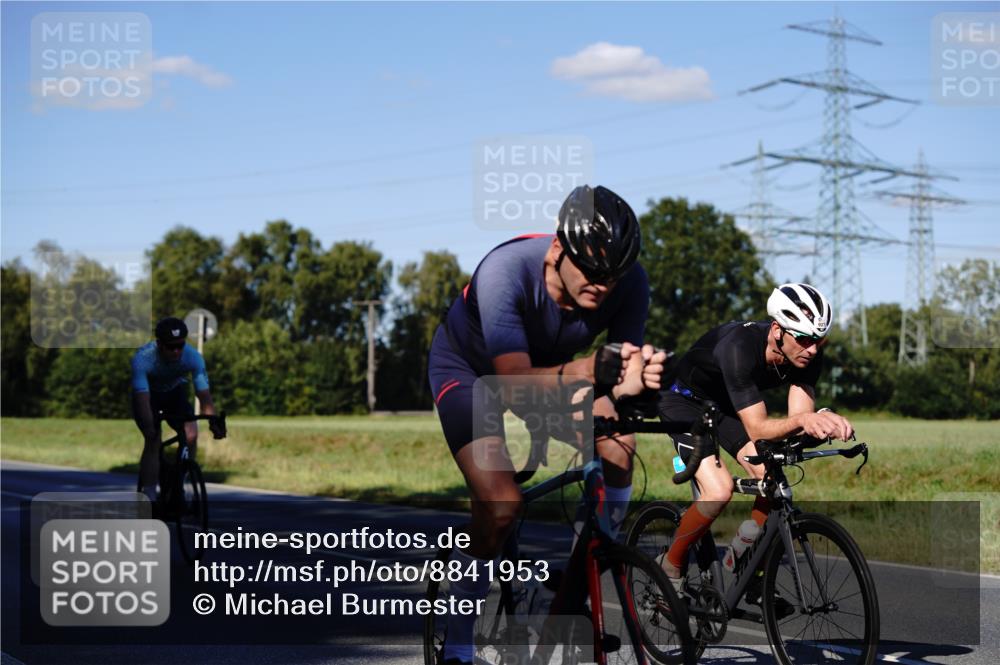 07.09.2025 - 19. Norderstedt Triathlon Michael Burmester http://msf.ph/oto/8841953 07.09.2025 15:37:25 Radfahren 371, 405, 439, 927 meine-sportfotos.de