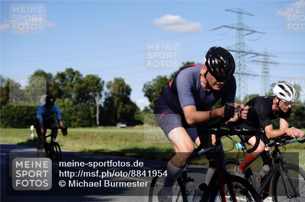 07.09.2025 - 19. Norderstedt Triathlon Michael Burmester http://msf.ph/oto/8841954 07.09.2025 15:37:25 Radfahren 371, 405, 439, 927 meine-sportfotos.de