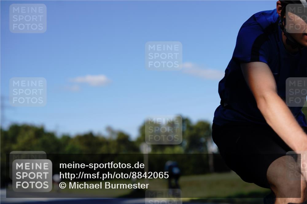 07.09.2025 - 19. Norderstedt Triathlon Michael Burmester http://msf.ph/oto/8842065 07.09.2025 15:40:24 Radfahren 886, 890 meine-sportfotos.de