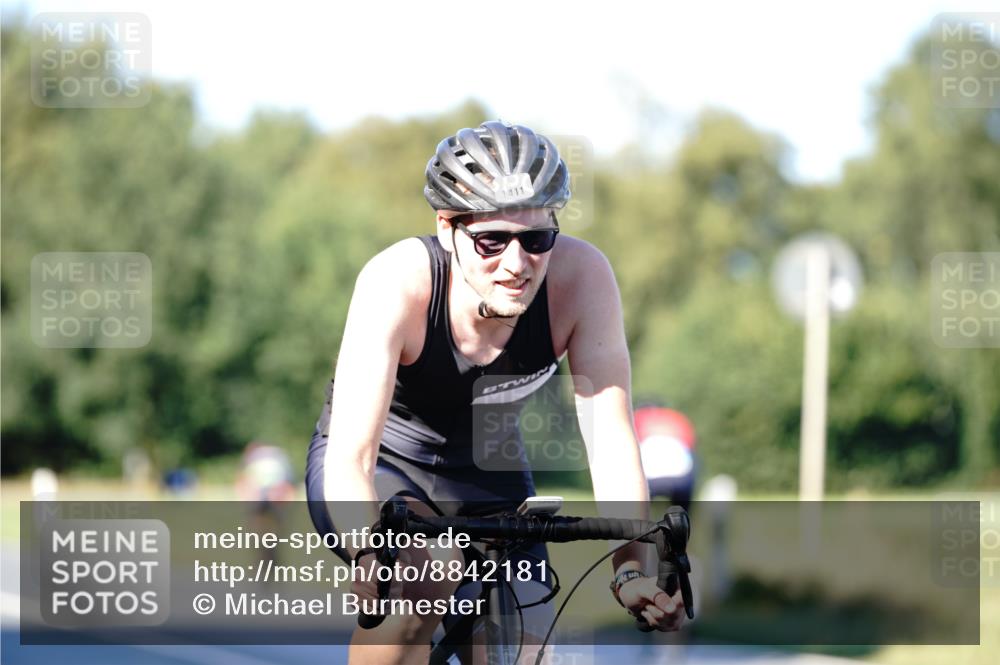 07.09.2025 - 19. Norderstedt Triathlon Michael Burmester http://msf.ph/oto/8842181 07.09.2025 15:42:57 Radfahren 549, 1411, 1427 meine-sportfotos.de