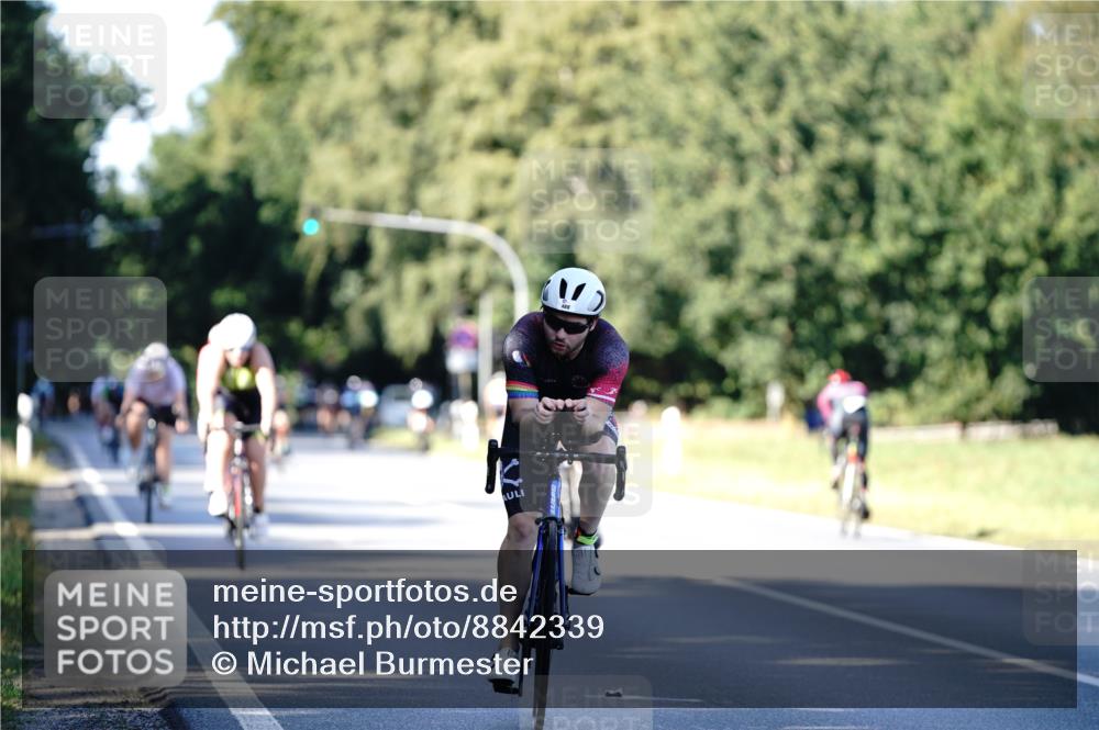 07.09.2025 - 19. Norderstedt Triathlon Michael Burmester http://msf.ph/oto/8842339 07.09.2025 15:46:48 Radfahren 483, 488 meine-sportfotos.de