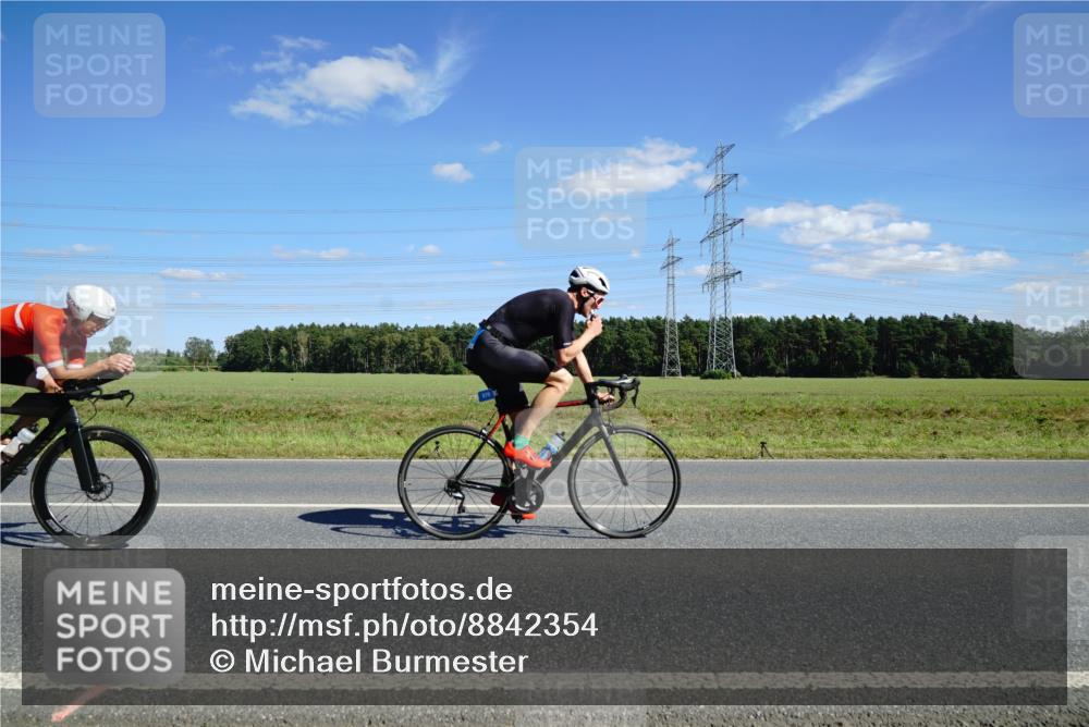 07.09.2025 - 19. Norderstedt Triathlon Michael Burmester http://msf.ph/oto/8842354 07.09.2025 14:36:57 Radfahren 445, 457, 879, 977 meine-sportfotos.de