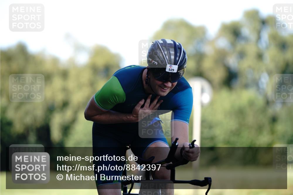 07.09.2025 - 19. Norderstedt Triathlon Michael Burmester http://msf.ph/oto/8842397 07.09.2025 15:47:30 Radfahren 464, 529 meine-sportfotos.de