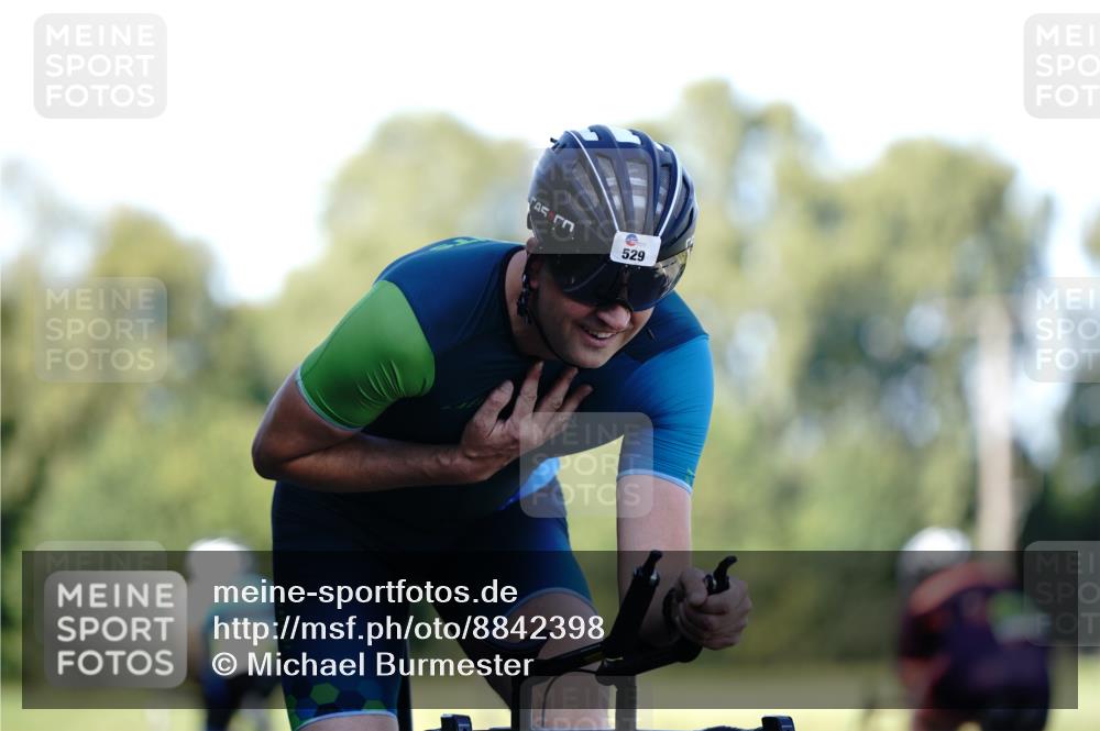 07.09.2025 - 19. Norderstedt Triathlon Michael Burmester http://msf.ph/oto/8842398 07.09.2025 15:47:30 Radfahren 464, 529 meine-sportfotos.de