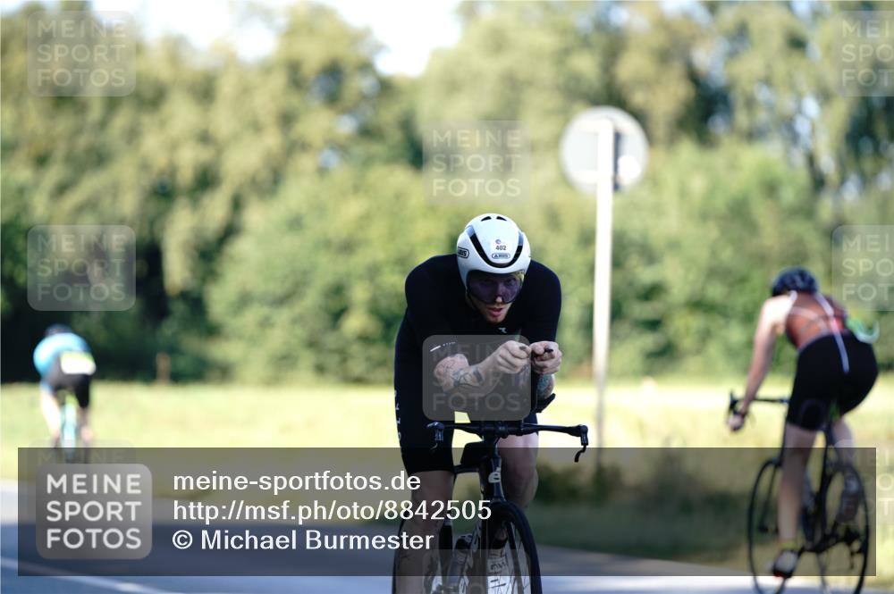 07.09.2025 - 19. Norderstedt Triathlon Michael Burmester http://msf.ph/oto/8842505 07.09.2025 15:49:03 Radfahren 402, 504, 1070 meine-sportfotos.de