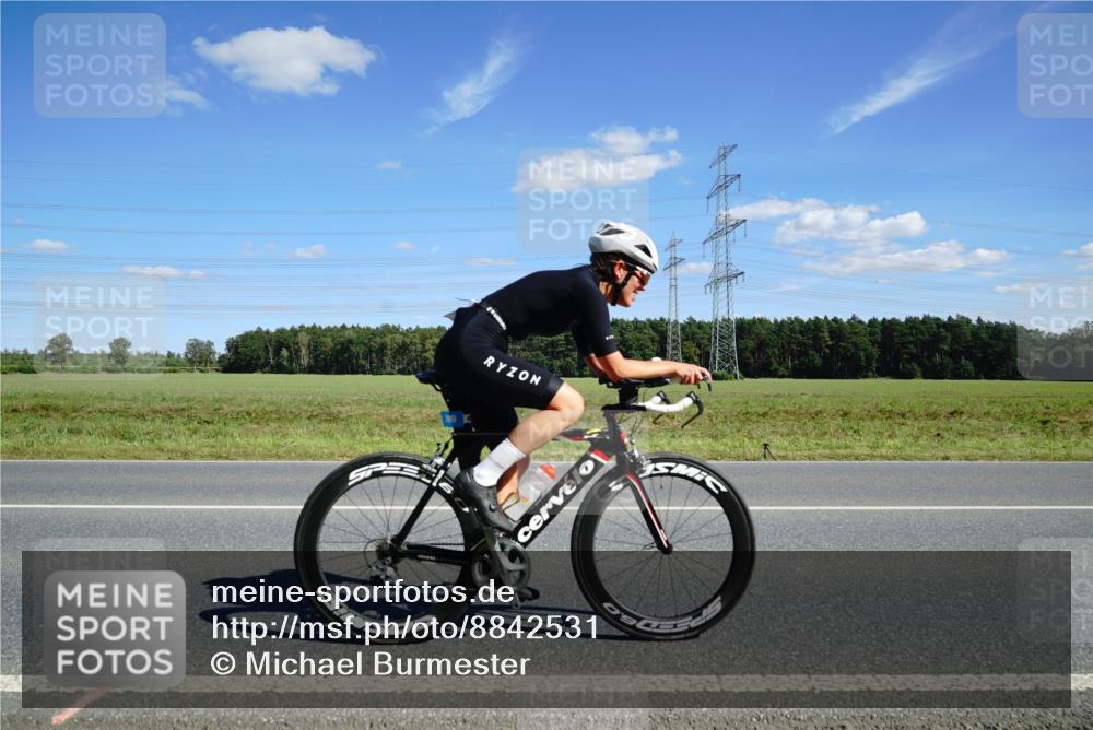 07.09.2025 - 19. Norderstedt Triathlon Michael Burmester http://msf.ph/oto/8842531 07.09.2025 14:38:02 Radfahren 399, 972, 1401, 1422 meine-sportfotos.de