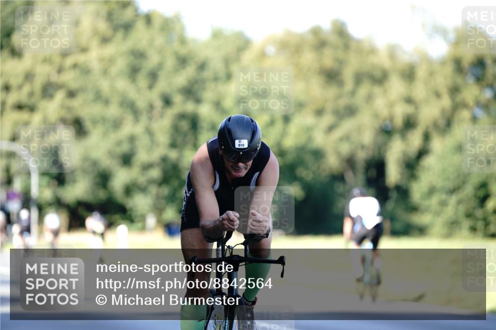 07.09.2025 - 19. Norderstedt Triathlon Michael Burmester http://msf.ph/oto/8842564 07.09.2025 15:49:52 Radfahren 882, 910 meine-sportfotos.de