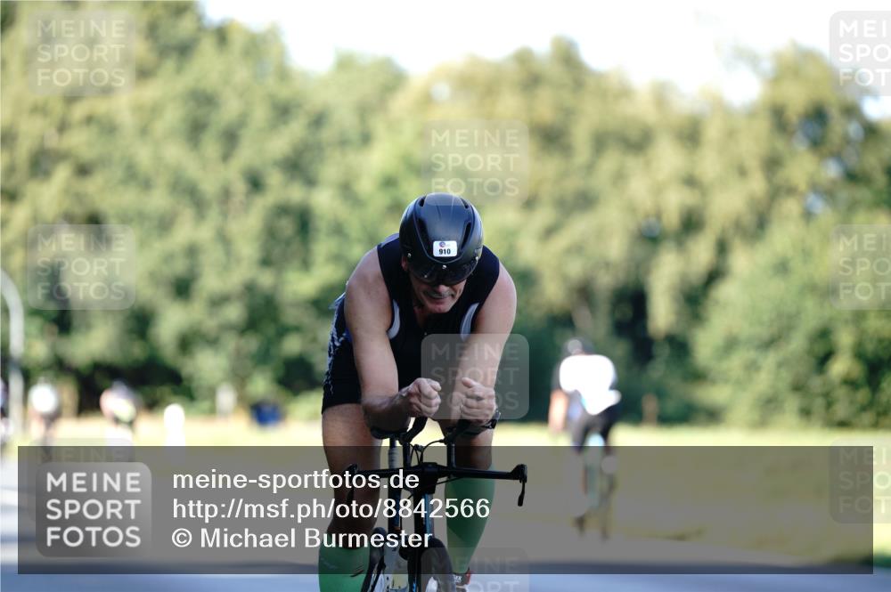 07.09.2025 - 19. Norderstedt Triathlon Michael Burmester http://msf.ph/oto/8842566 07.09.2025 15:49:52 Radfahren 882, 910 meine-sportfotos.de