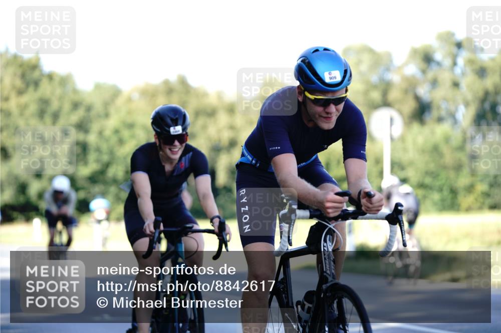 07.09.2025 - 19. Norderstedt Triathlon Michael Burmester http://msf.ph/oto/8842617 07.09.2025 15:50:23 Radfahren 371, 380, 397, 506, 513, 541, 885, 909, 1059, 1572, 1594 meine-sportfotos.de