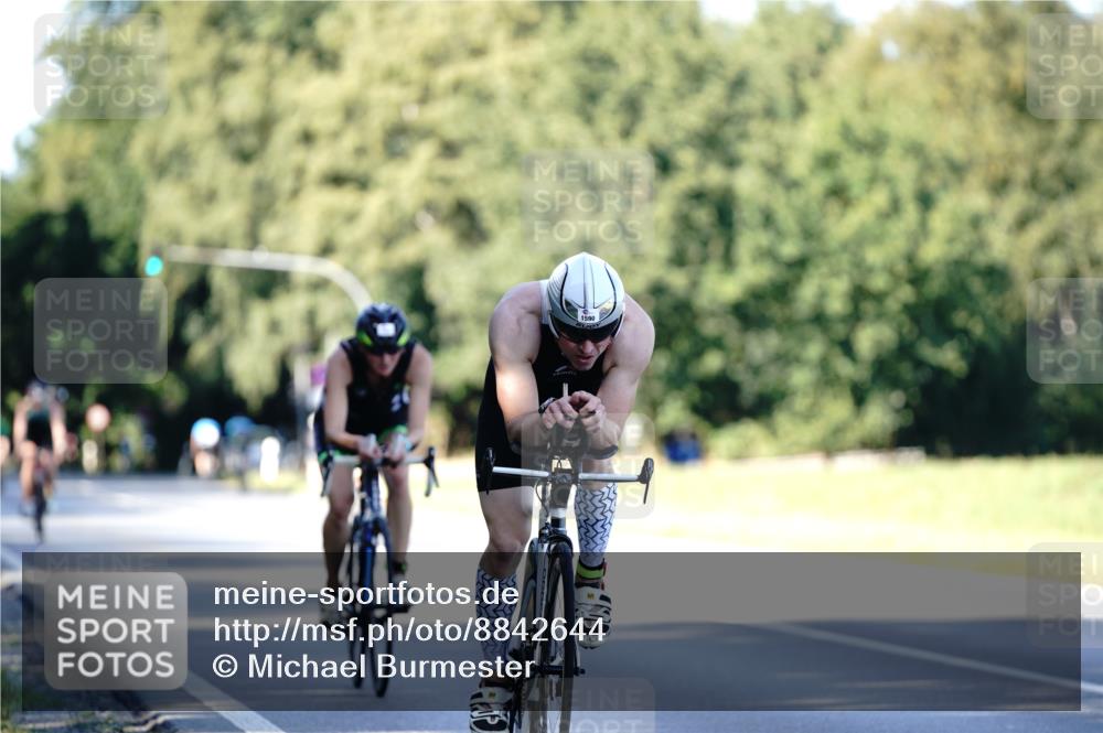 07.09.2025 - 19. Norderstedt Triathlon Michael Burmester http://msf.ph/oto/8842644 07.09.2025 15:50:31 Radfahren 897, 947, 1044, 1552, 1590, 1629 meine-sportfotos.de