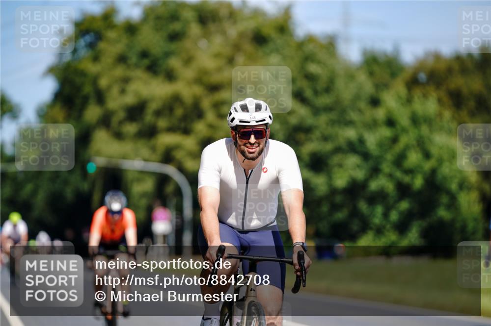 07.09.2025 - 19. Norderstedt Triathlon Michael Burmester http://msf.ph/oto/8842708 07.09.2025 12:56:20 Radfahren 145, 1337 meine-sportfotos.de