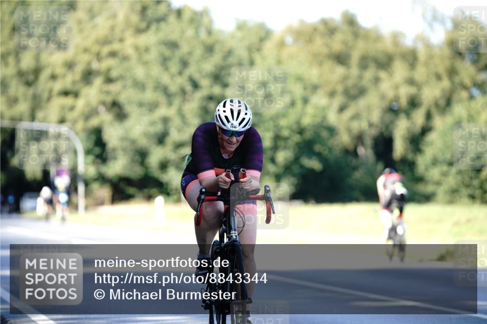 07.09.2025 - 19. Norderstedt Triathlon Michael Burmester http://msf.ph/oto/8843344 07.09.2025 15:54:07 Radfahren 432, 549, 1046, 1104, 1410, 1569 meine-sportfotos.de