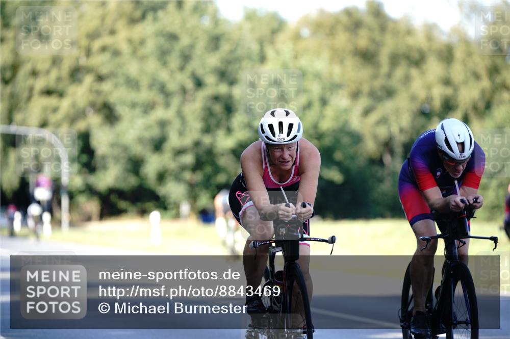 07.09.2025 - 19. Norderstedt Triathlon Michael Burmester http://msf.ph/oto/8843469 07.09.2025 15:54:57 Radfahren 954, 1528, 1539 meine-sportfotos.de