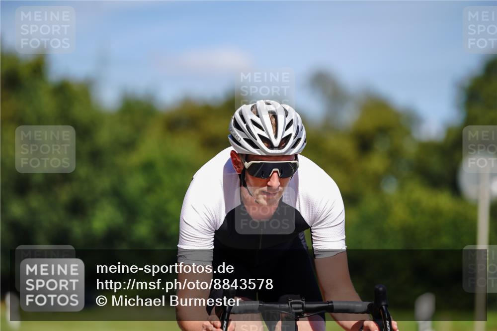 07.09.2025 - 19. Norderstedt Triathlon Michael Burmester http://msf.ph/oto/8843578 07.09.2025 13:04:02 Radfahren 1356 meine-sportfotos.de