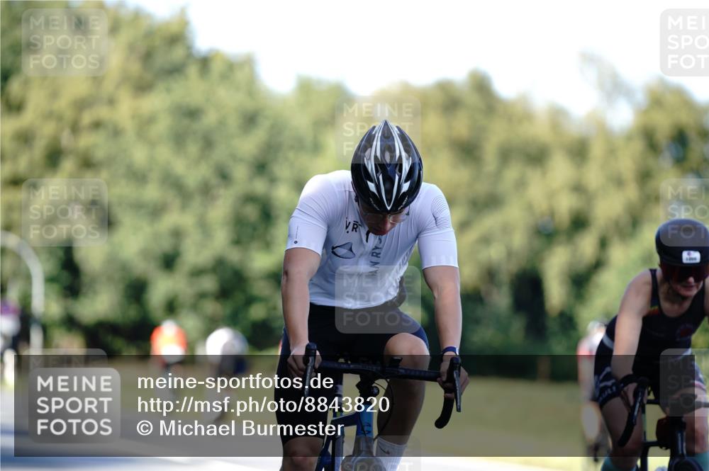07.09.2025 - 19. Norderstedt Triathlon Michael Burmester http://msf.ph/oto/8843820 07.09.2025 15:57:25 Radfahren 421, 932, 1055, 1423, 1429, 1529, 1546 meine-sportfotos.de