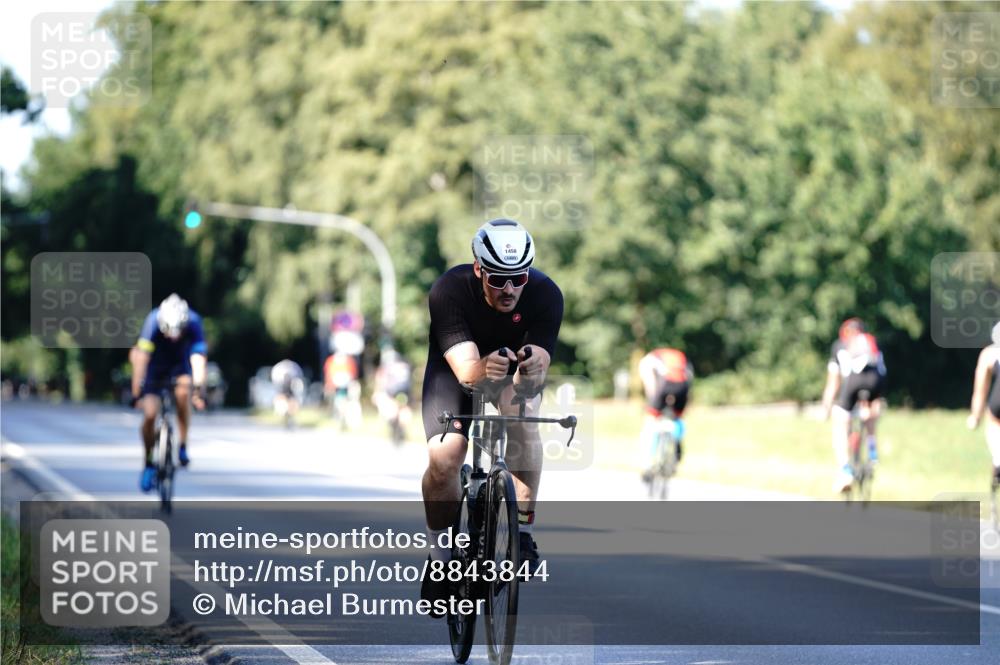 07.09.2025 - 19. Norderstedt Triathlon Michael Burmester http://msf.ph/oto/8843844 07.09.2025 15:57:31 Radfahren 526, 932, 946, 1458 meine-sportfotos.de